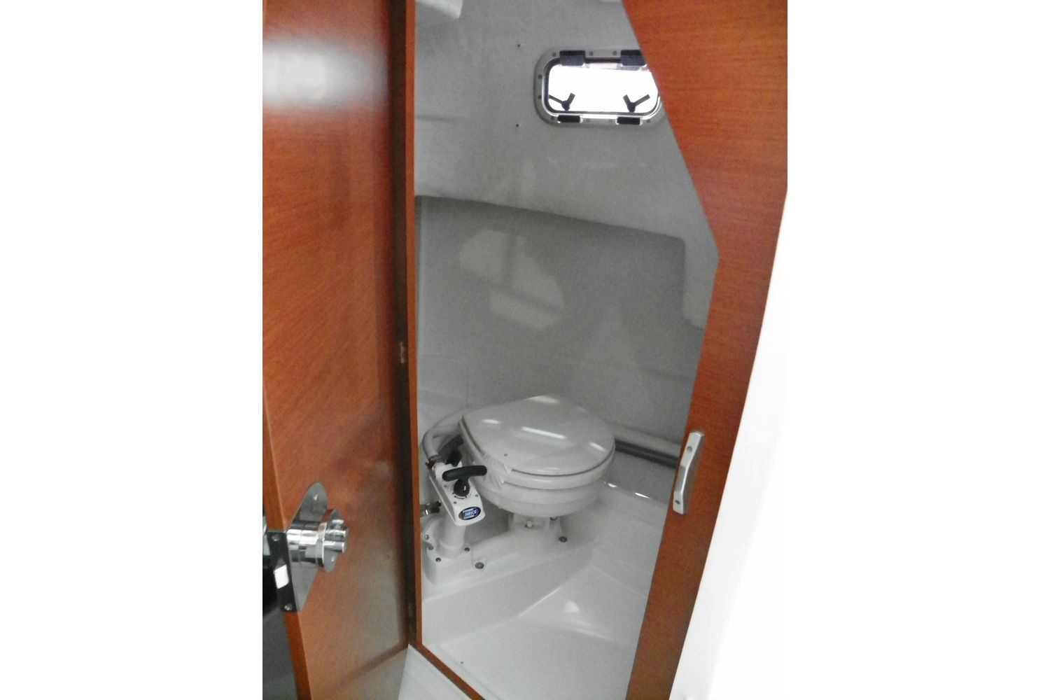 Jeanneau Merry Fisher 695 - marine toilet compartment