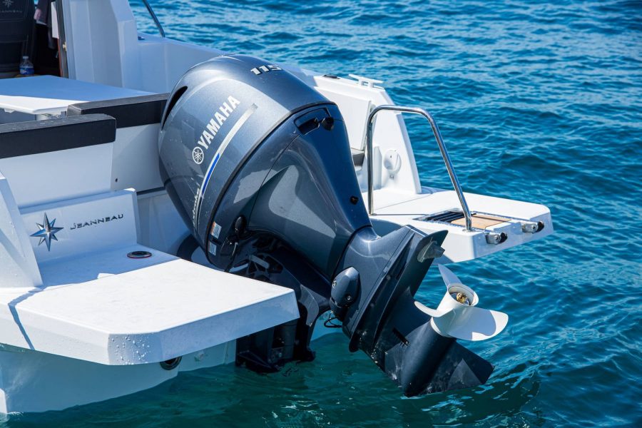 Jeanneau Merry Fisher 605 - engine and aft platform