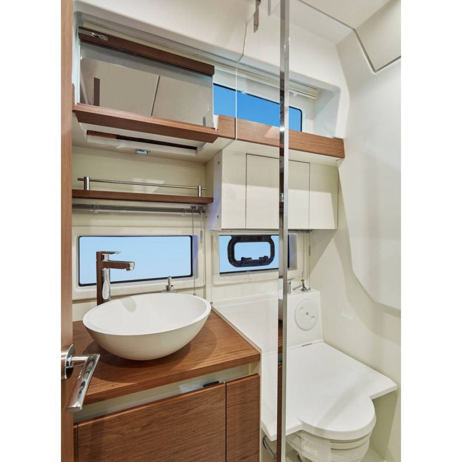 Jeanneau Leader 33 sports cruiser - toilet and shower compartment