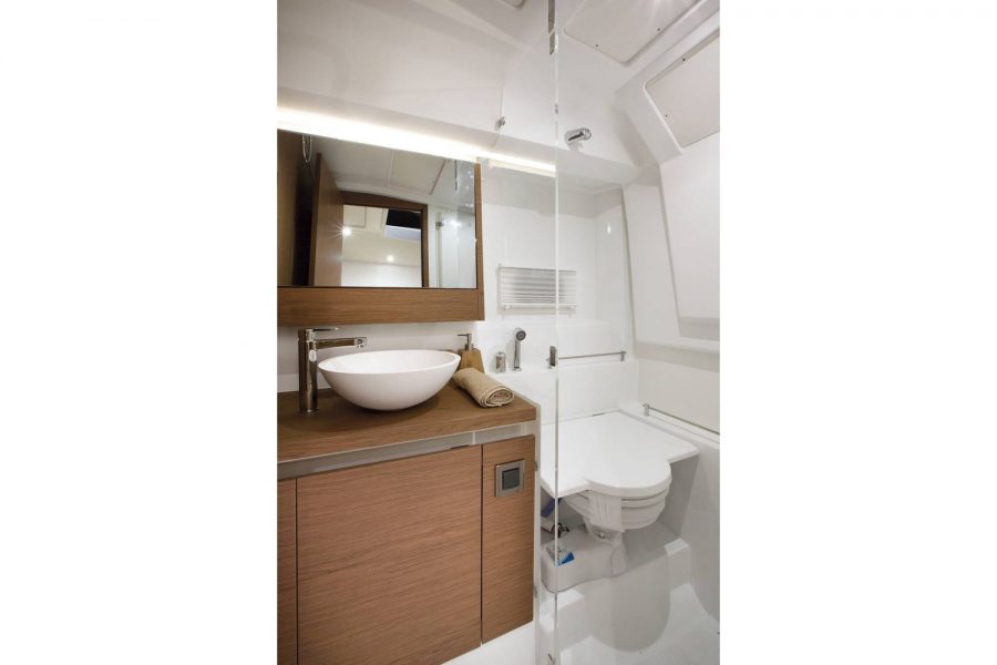 Jeanneau Leader 36 sports cruiser - toilet compartment