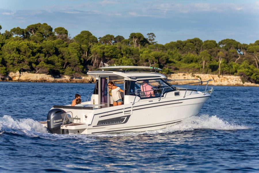 Jeanneau Merry Fisher 795 - fishing boat / cruiser - on the water