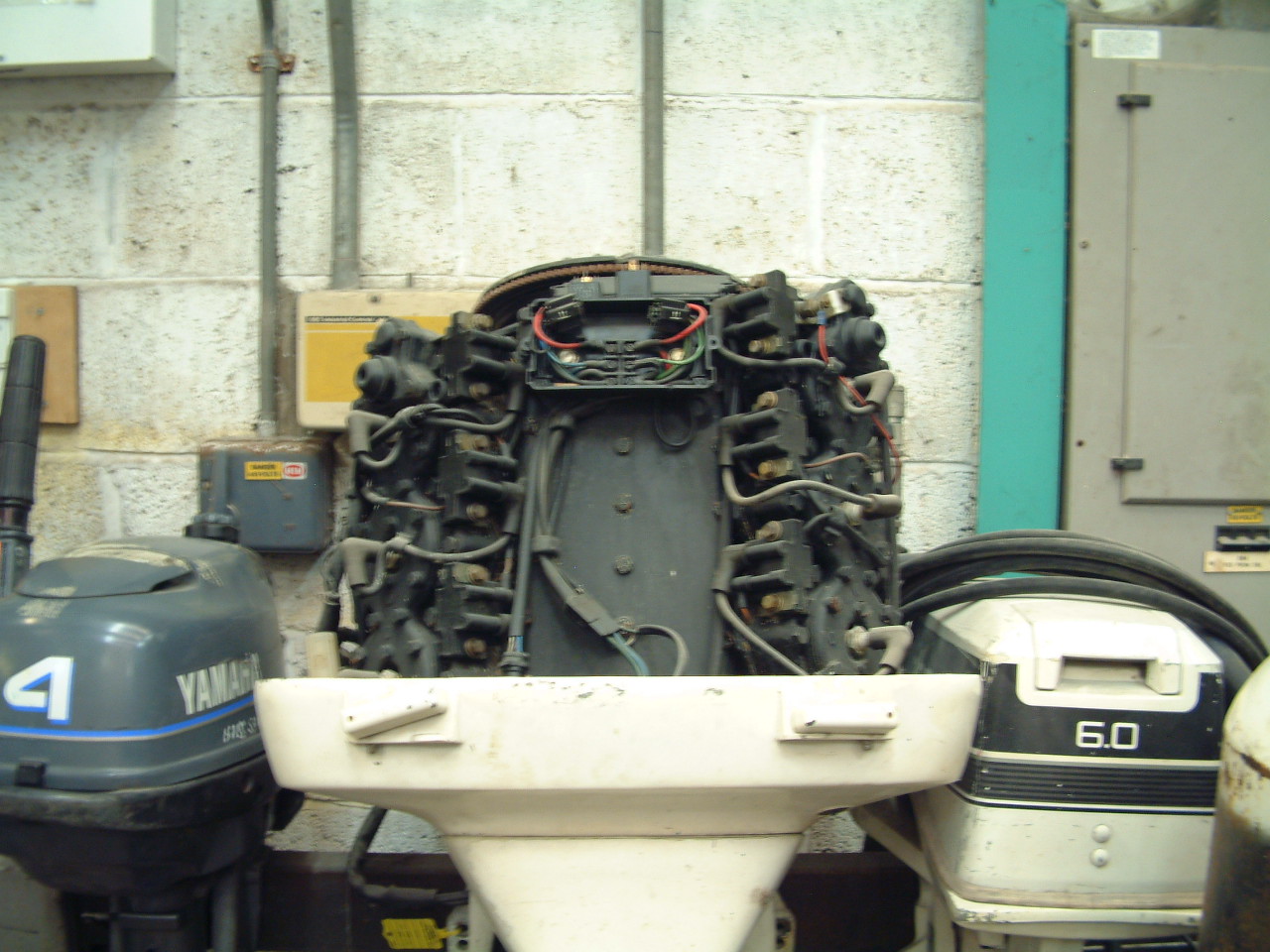 Johnson V6 150HP Long shaft - engine view
