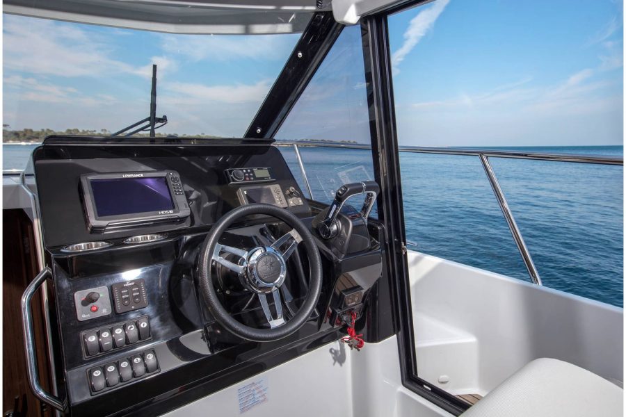 Jeanneau Merry Fisher 1095 - helm position