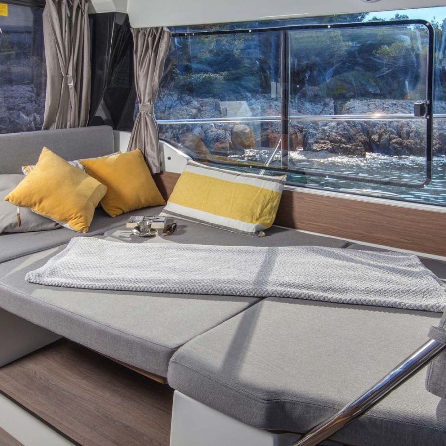 Jeanneau Merry Fisher 1095 - berth conversion in saloon