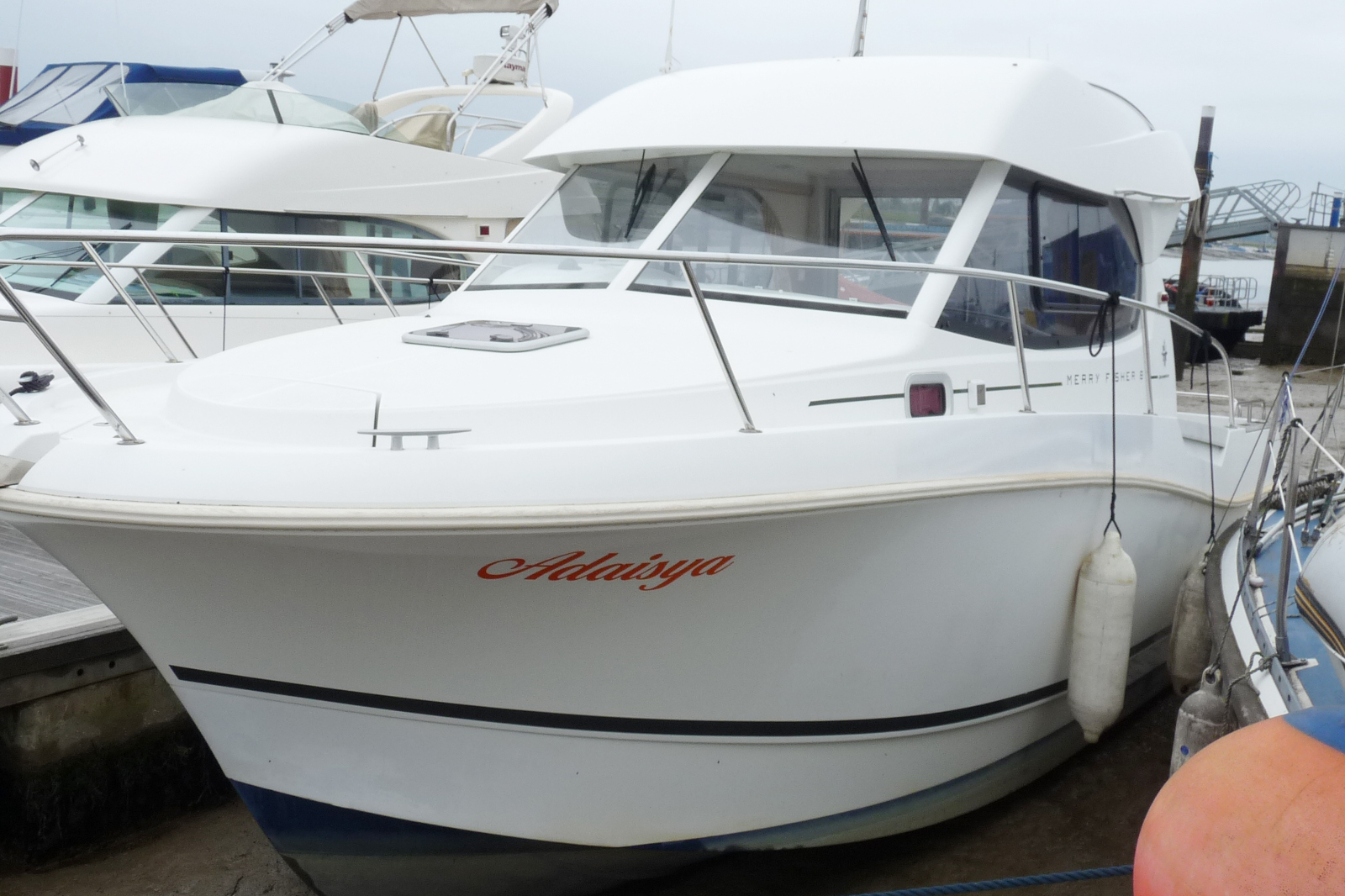 Jeanneau Merry Fisher 8 - bow view port side