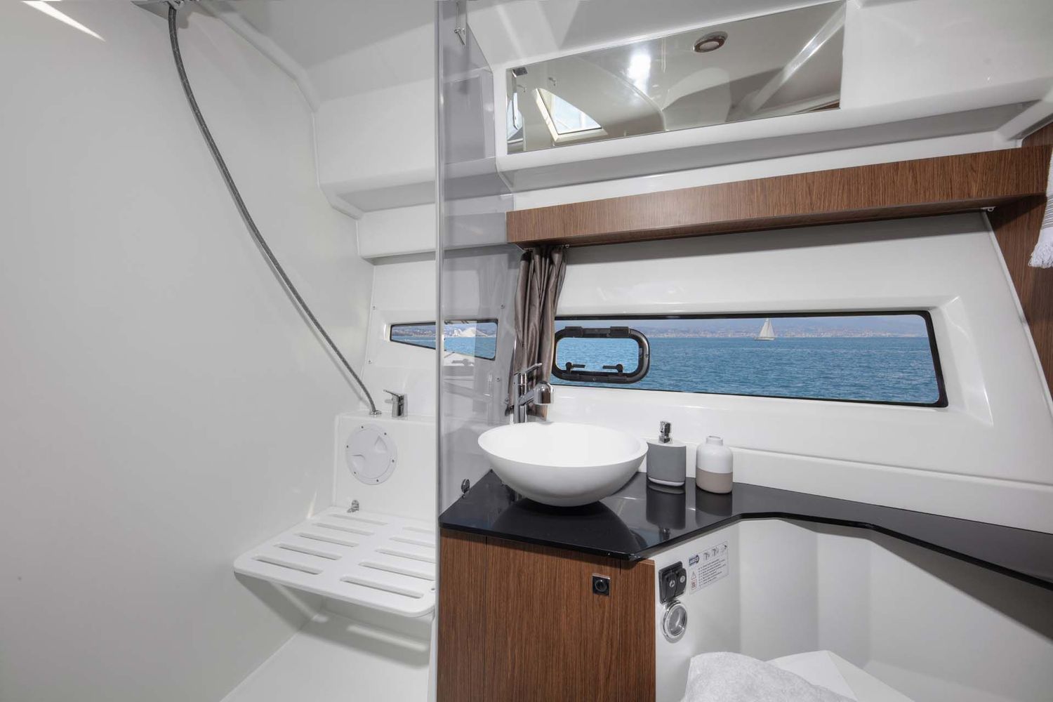Jeanneau Merry Fisher 1095 - heads compartment with separate shower