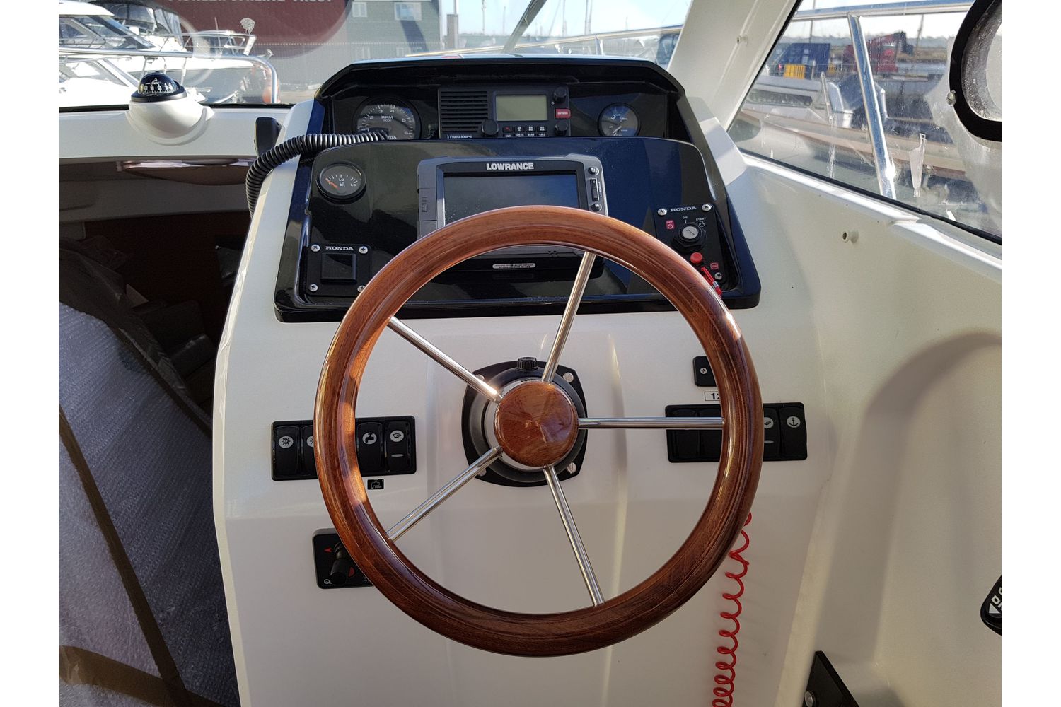 Jeanneau Merry Fisher 755 - engine controls and dash