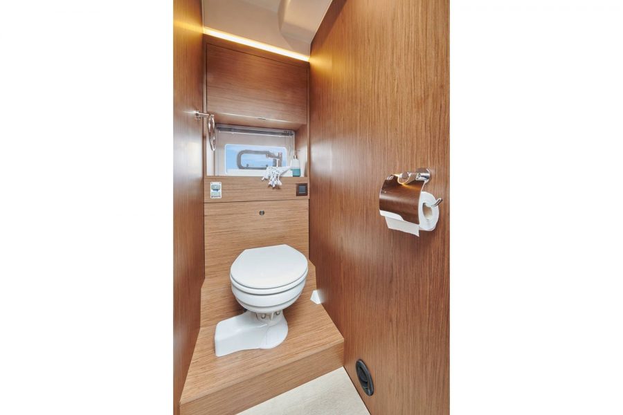 Jeanneau NC 37 diesel cruiser - toilet compartment