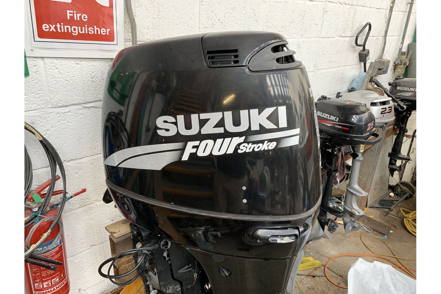 Suzuki DF90 - side view