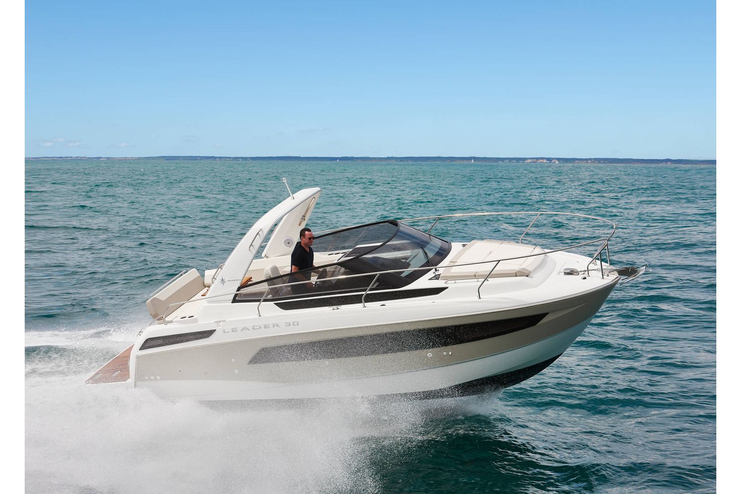 Jeanneau Leader 30 - on the water