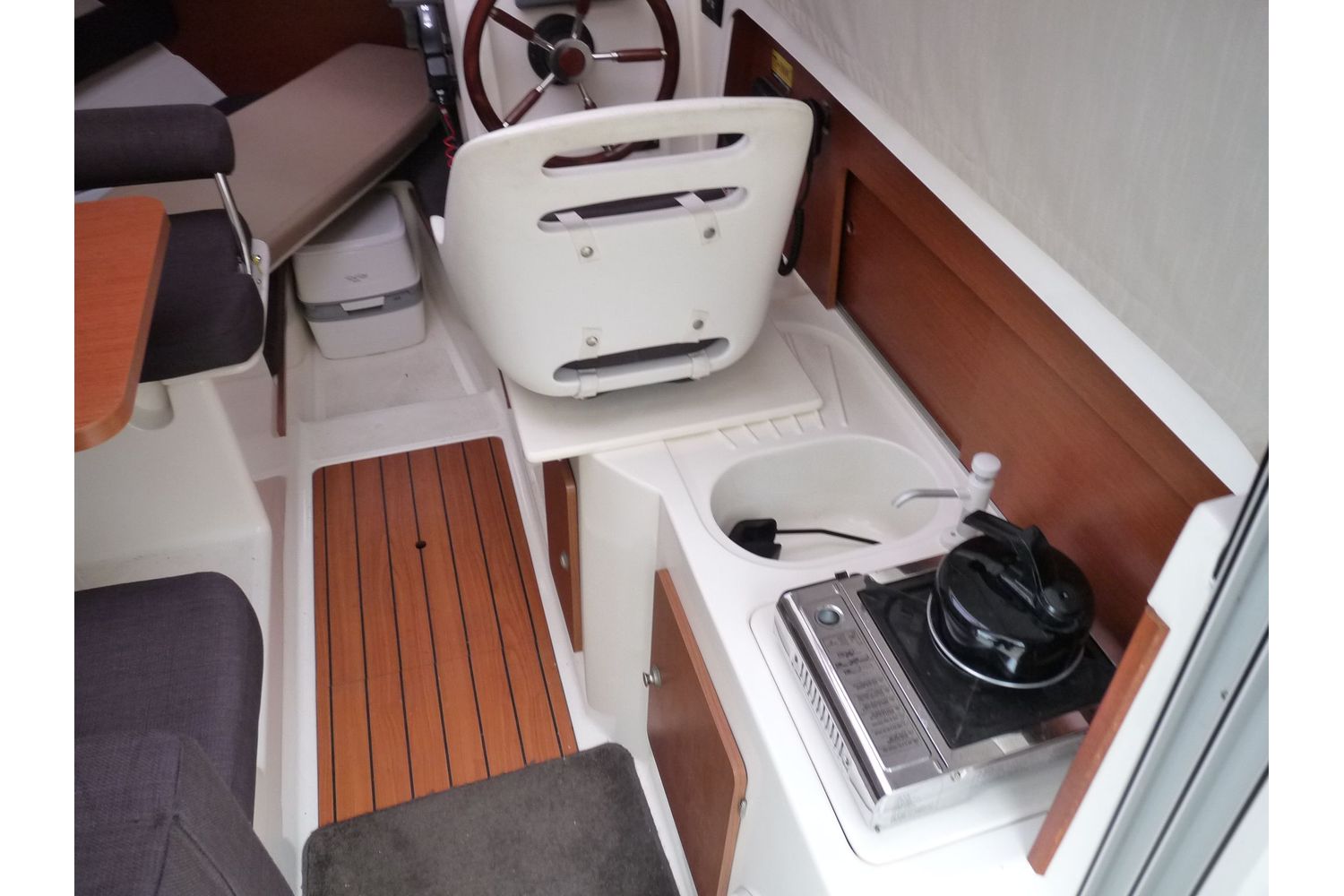 Jeanneau Merry Fisher 645 - wheelhouse with galley