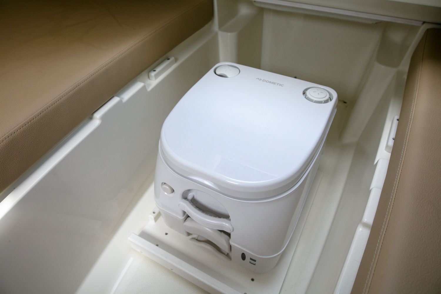 Sea Ray Sun Sport 230 - portable toilet