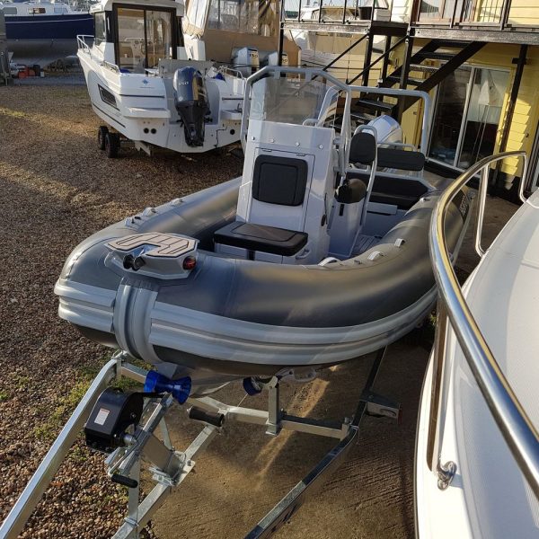Highfield DL 540 RIB - bow and console