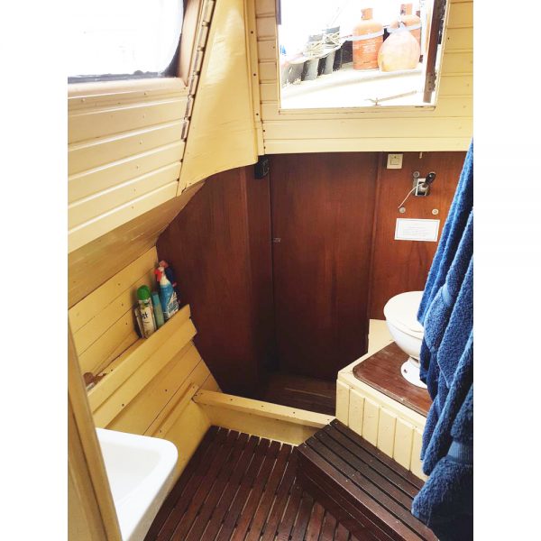 Tjalk 17m Dutch Motor Sailing Barge - heads compartment