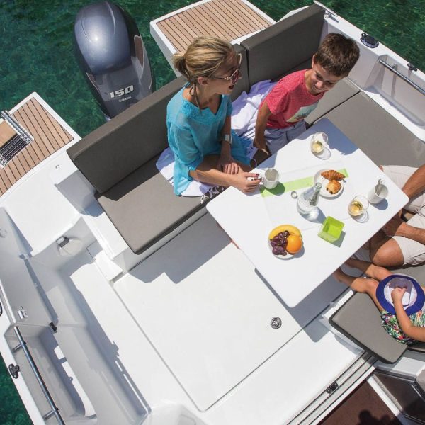 Jeanneau Merry Fisher 795 - cockpit table and seating