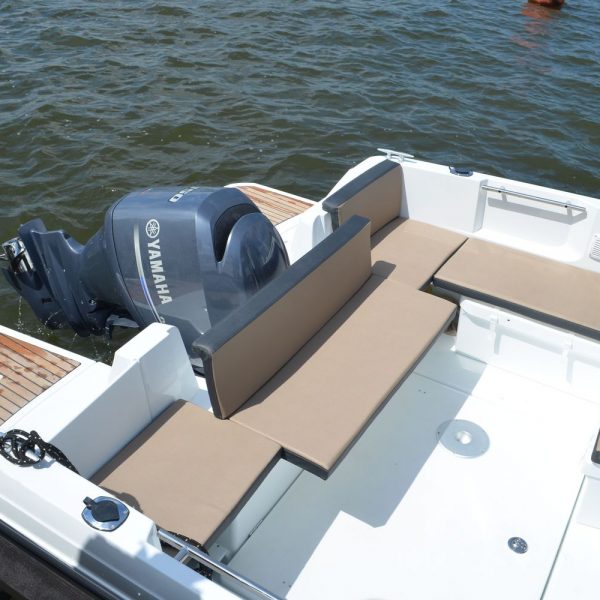 Jeanneau Merry Fisher 795 - aft bench seat