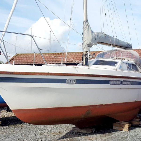 Southerly 28 lifting keel yacht - port side