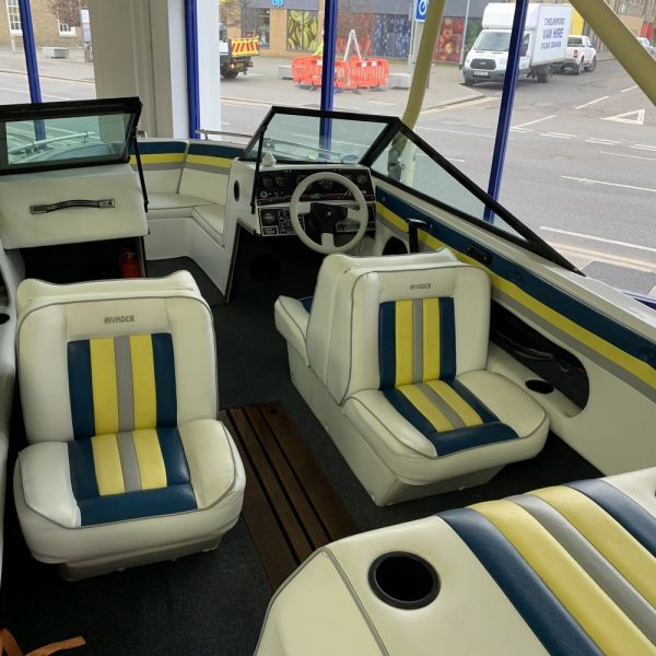 Invader 55 - Bow Rider Sportsboat - seating