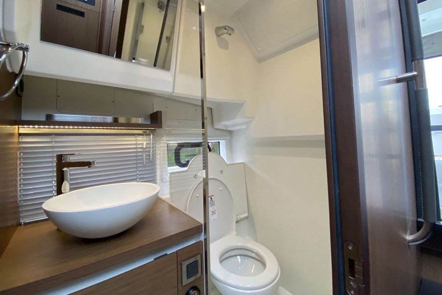 Jeanneau NC 33 diesel cruiser - toilet compartment