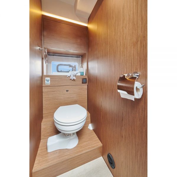 Jeanneau NC 37 diesel cruiser - toilet compartment