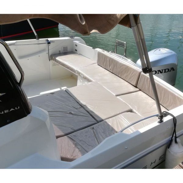 Jeanneau Merry Fisher 755 - cockpit saloon converts to sun lounger