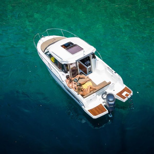 Jeanneau Merry Fisher 795 Legend - overhead view on the water