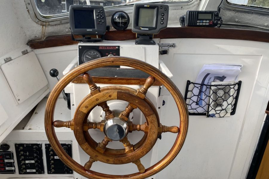 Maritime 21 fishing boat - helm position