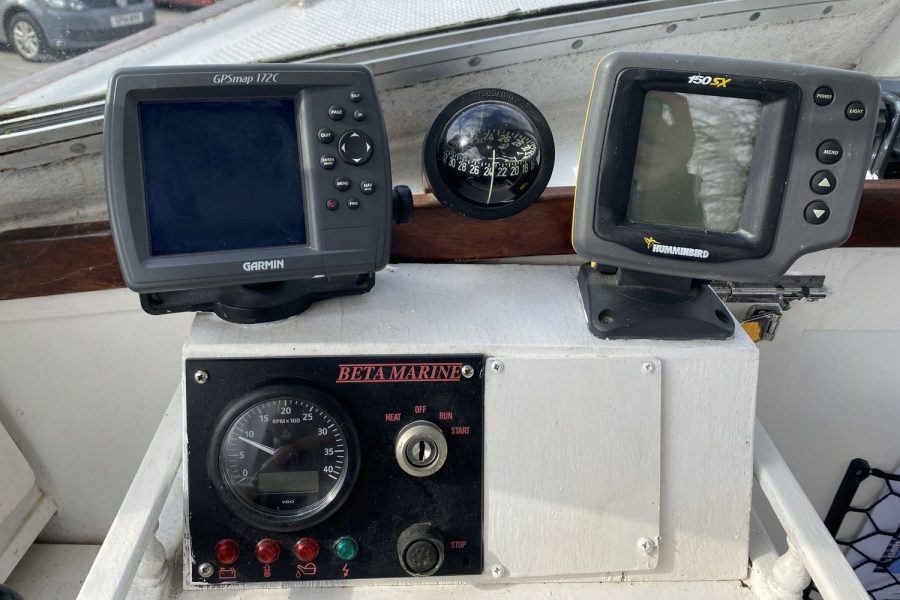 Maritime 21 fishing boat - electronics and compass