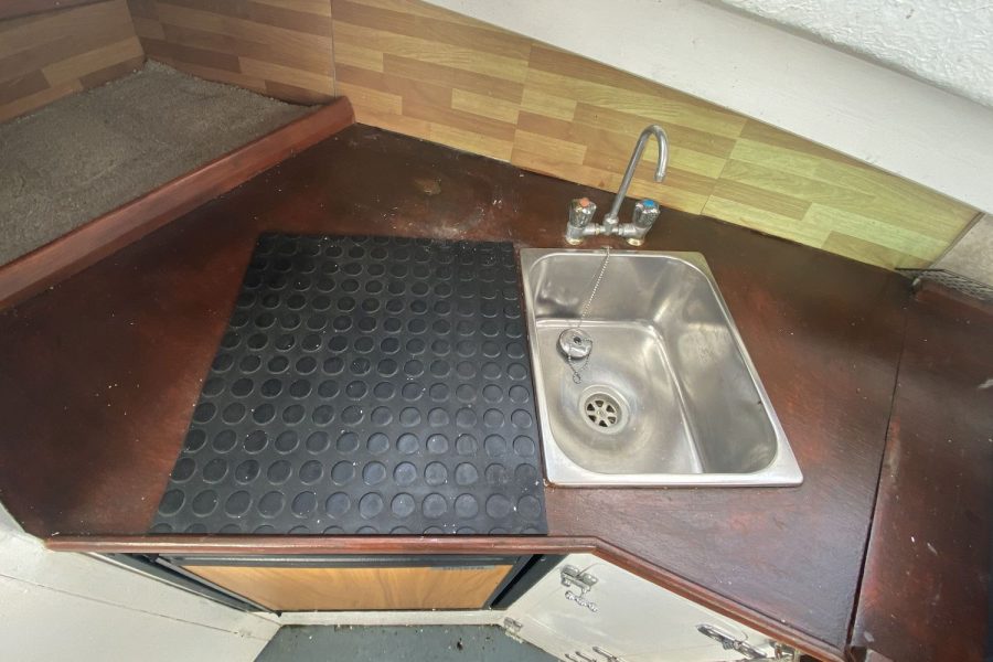 Maritime 21 fishing boat - galley sink