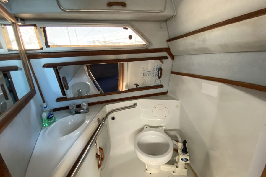 Sea Ray 270 Sundancer sports cruiser boat - toilet compartment