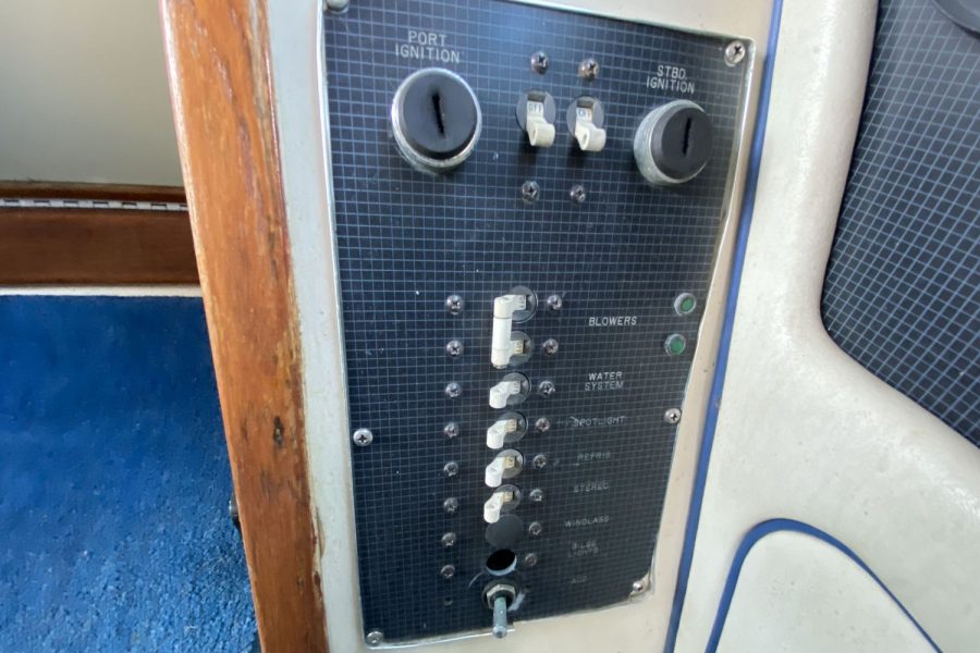 Sea Ray 270 Sundancer sports cruiser boat - helm position switch panel