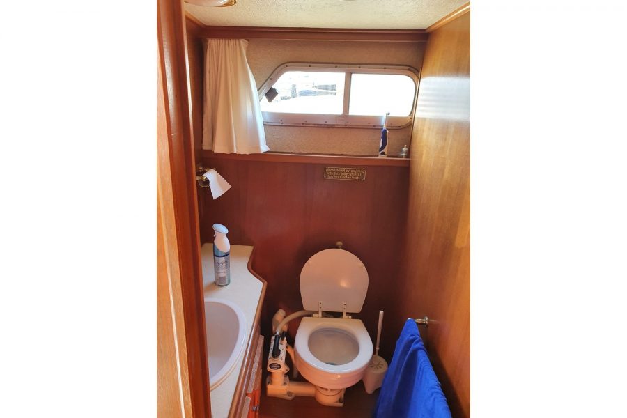 Pedro 36 - Steel Hull Diesel Cruiser - aft toilet compartment