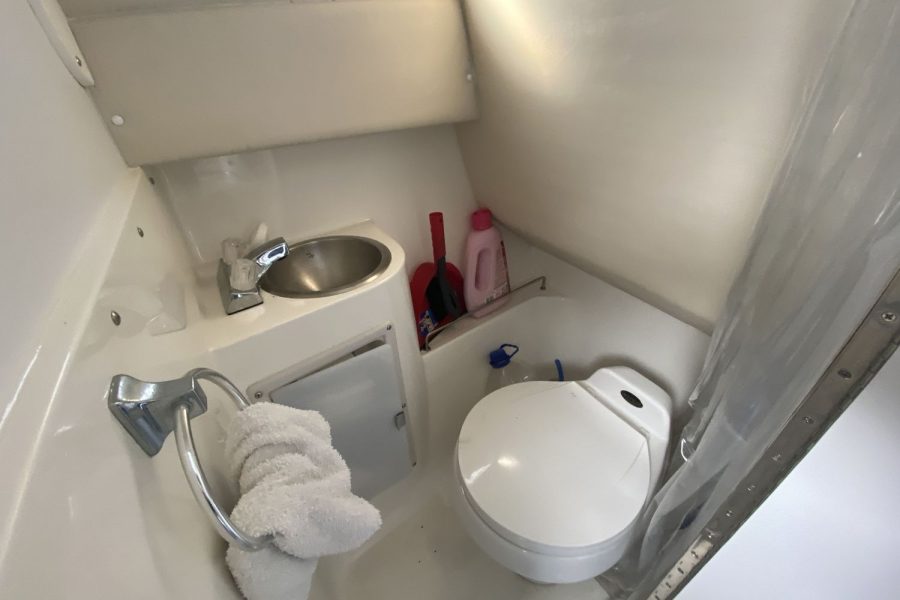 Wellcraft Martinique 2400 - toilet compartment