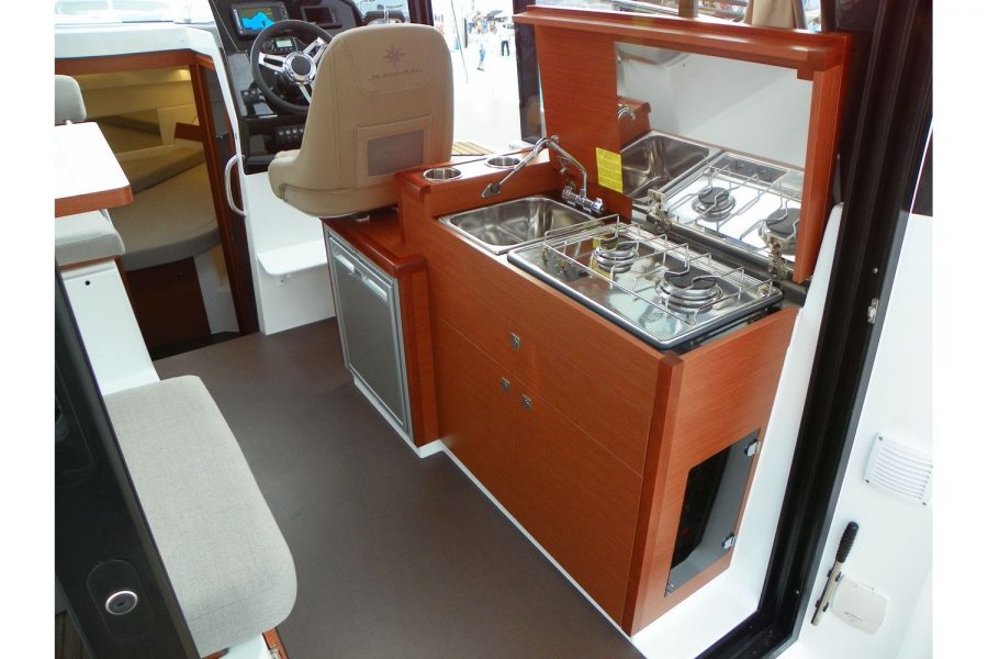 Jeanneau Merry Fisher 895 - galley