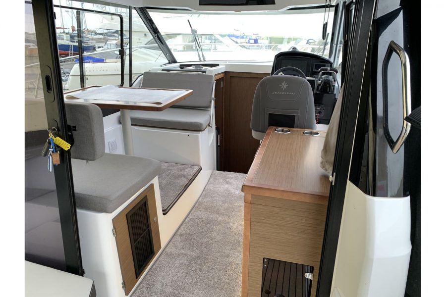 Jeanneau Merry Fisher 895 - wheelhouse saloon and galley
