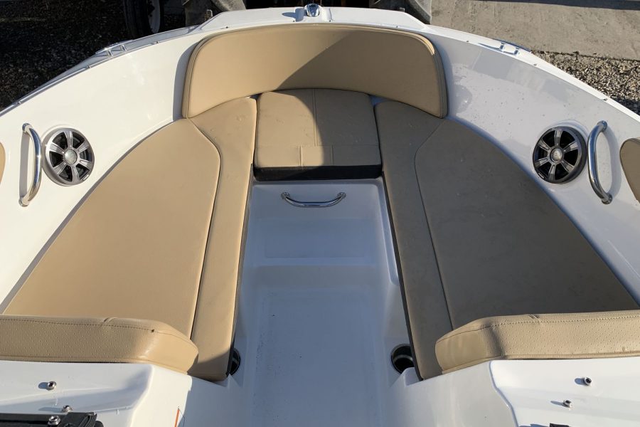 Sea-Ray-SPX-190-bow-seating