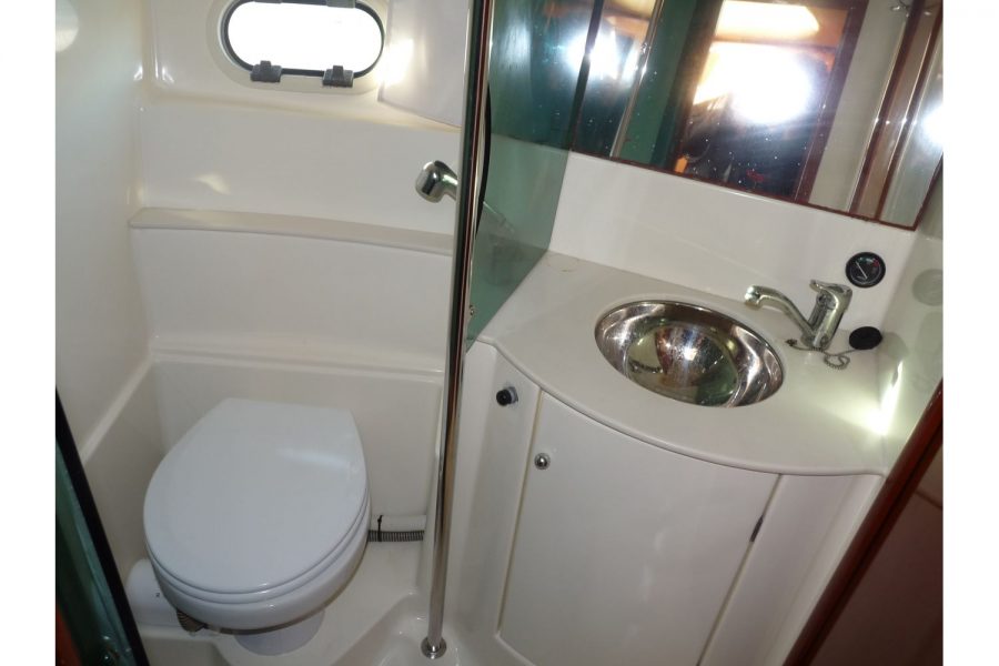 Jeanneau Prestige 36 Flybridge - toilet compartment
