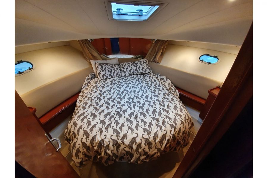 Jeanneau Prestige 36 Flybridge - forward cabin with double berth