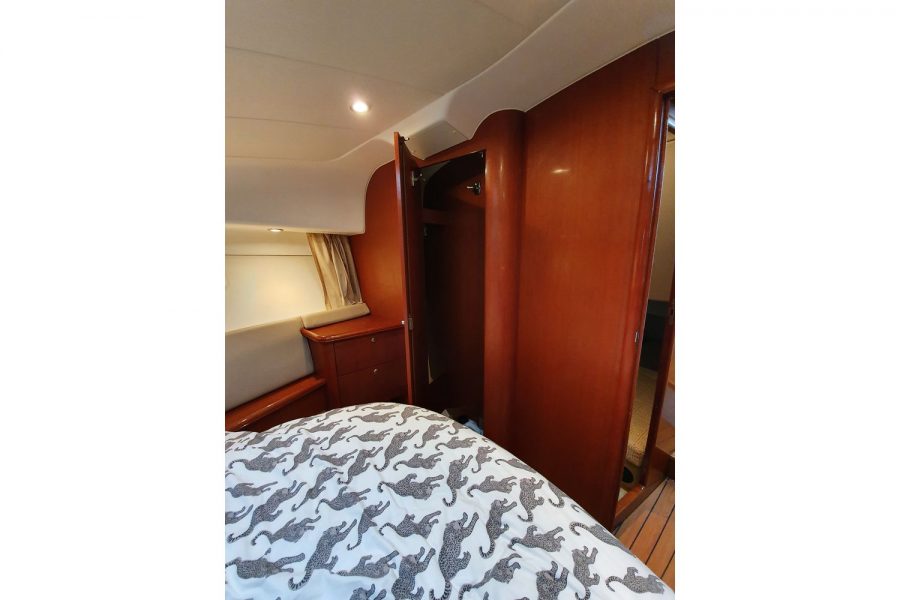 Jeanneau Prestige 36 Flybridge - forward cabin view towards starboard side aft wardrobe