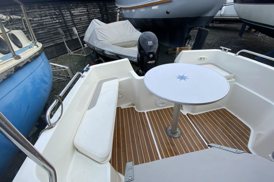Spectrum 480 pilothouse fishing boat - cockpit table