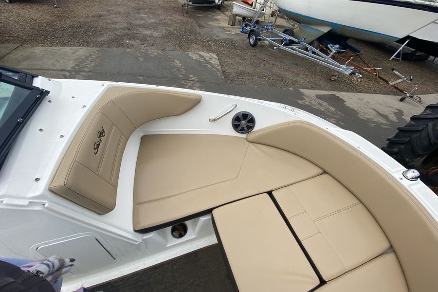 Sea-Ray-SPX-190-bow-side-seating