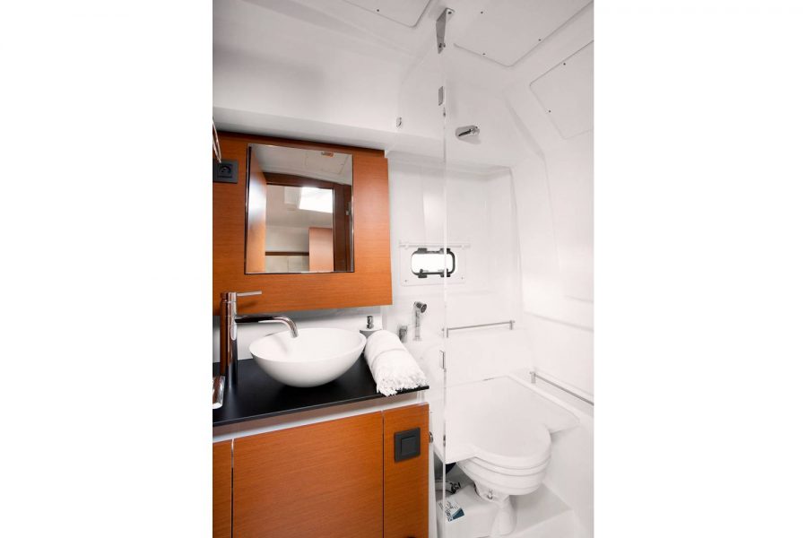 Jeanneau Leader 36 diesel sports cruiser - toilet compartment