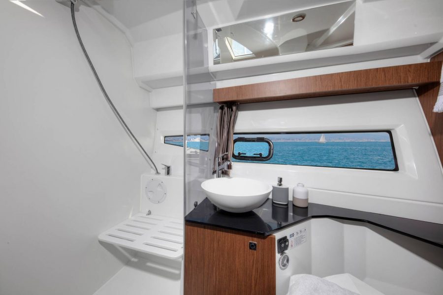 Jeanneau Merry Fisher 1095 Flybridge - toilet and shower compartment