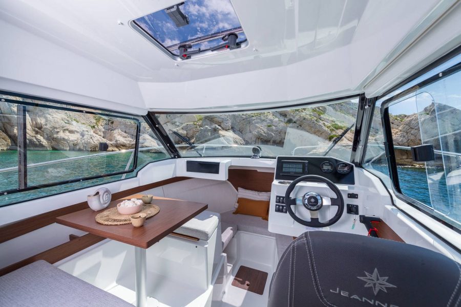 Jeanneau Merry Fisher 605 - wheelhouse overview and roof hatch