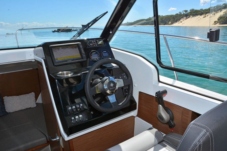 Jeanneau Merry Fisher 695 - helm posiition