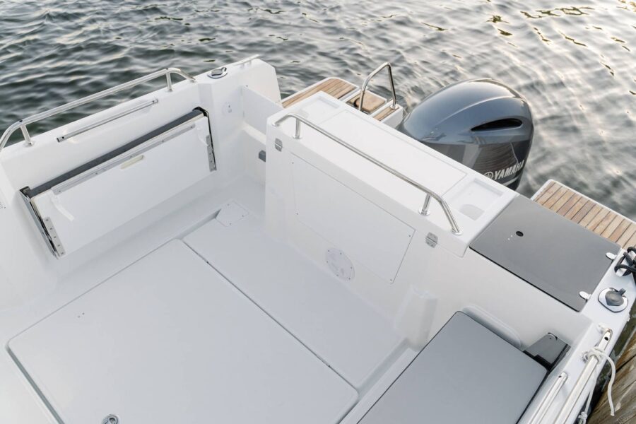 Jeanneau Merry Fisher 695 Sport - Series 2 - wheelhouse sport fishing boat - cockpit with folding side benches
