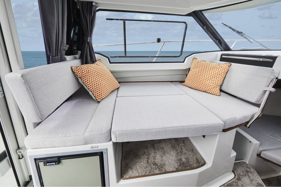 Jeanneau Merry Fisher 795 - wheelhouse table converts to berth