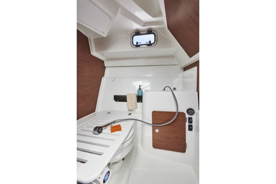 Jeanneau Merry Fisher 795 - toilet and shower compartment