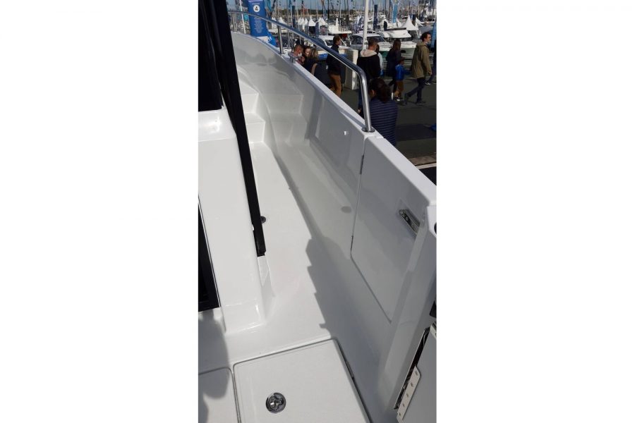 Jeanneau Merry Fisher 795 Sport - starboard side deck and side gate