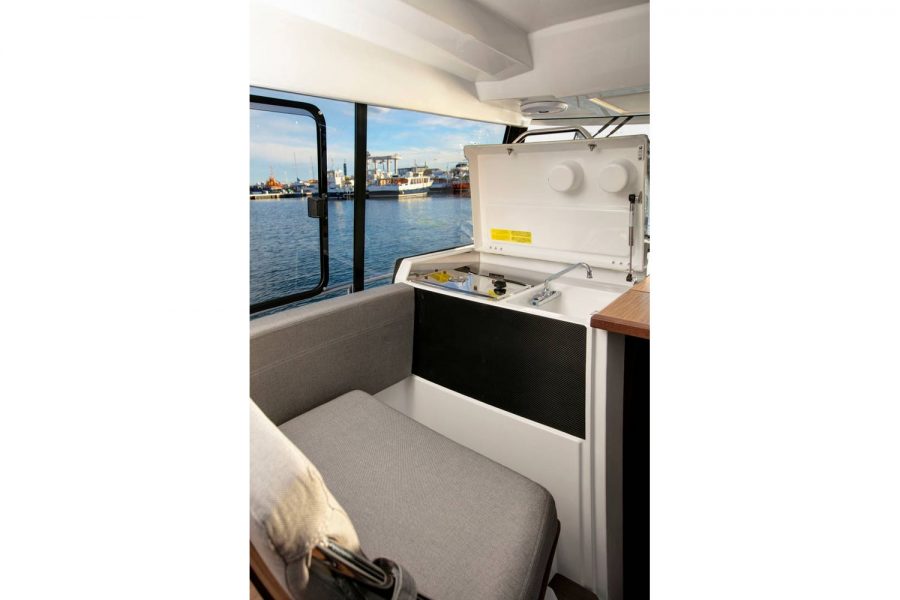 Jeanneau Merry Fisher 895 Sport - Offshore - galley in front of co-pilot seat
